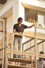 Shahrukh Khan meets fans on his B_day on 2nd Nov 2012 (26).JPG